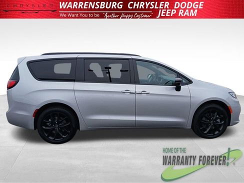 New 2026 Chrysler Pacifica Select image 2