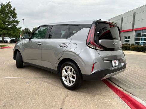 Used 2025 Kia Soul LX w/ LX Technology Package FWD image 8