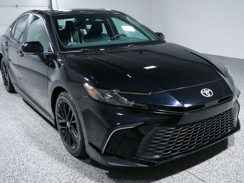 Used 2025 Toyota Camry SE w/ Convenience Package FWD image 5