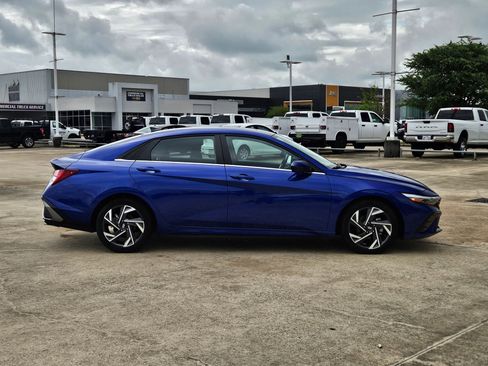 Used 2025 Hyundai Elantra SEL image 2
