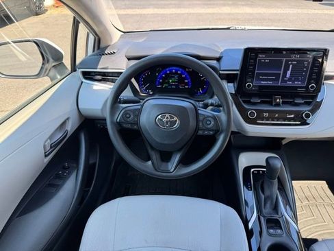 Used 2022 Toyota Corolla LE image 2