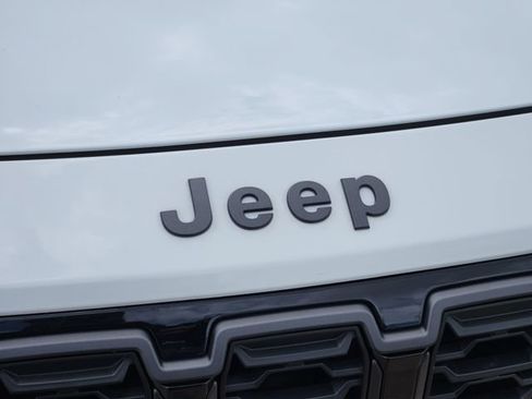 Used 2026 Jeep Cherokee Laredo AWD/4WD image 12