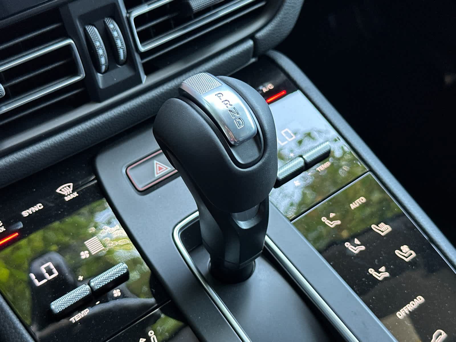 Certified 2025 Porsche Macan AWD/4WD image 25
