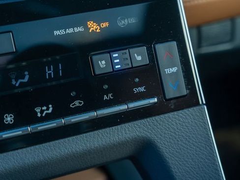 Used 2020 Toyota Avalon Limited image 32