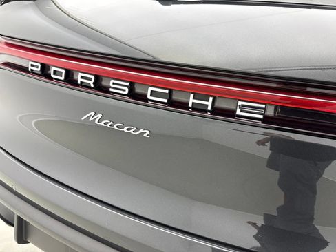 Certified 2024 Porsche Macan AWD/4WD image 11