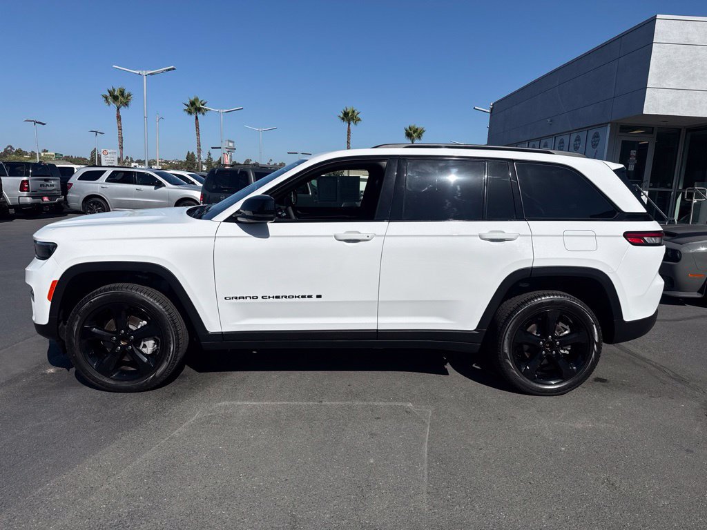 Used 2025 Jeep Grand Cherokee Limited w/ Black Appearance Package RWD image 4