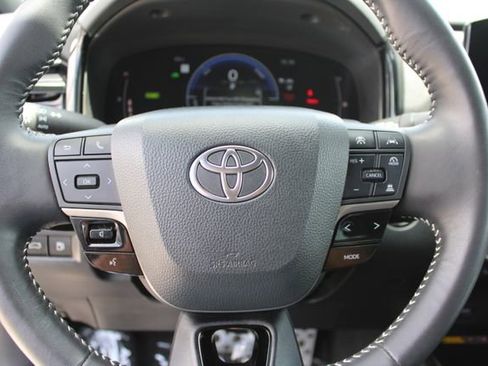 Used 2025 Toyota Camry SE FWD image 14