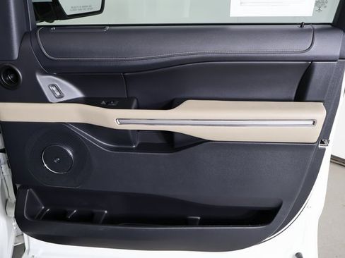 Used 2022 Ford Expedition Limited image 12