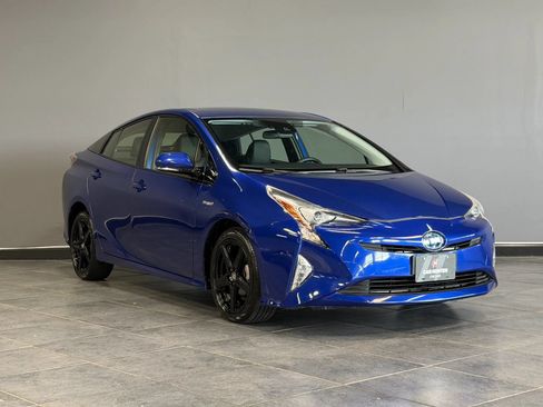 Used 2016 Toyota Prius Three Touring w/ Four Season Floor Mat Package FWD image 3