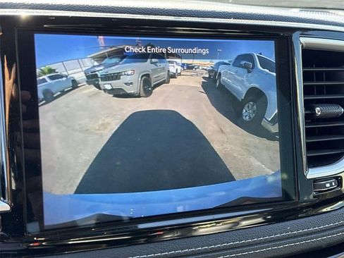 Used 2023 Chrysler Pacifica Touring-L image 13