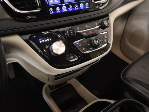 Used 2017 Chrysler Pacifica Limited w/ UConnect Theater Package image 9