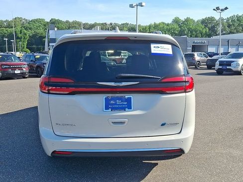 Used 2021 Chrysler Pacifica Touring-L w/ Uconnect Theater Family Group FWD image 5