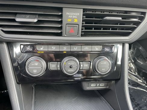 Used 2024 Volkswagen Jetta SE image 11