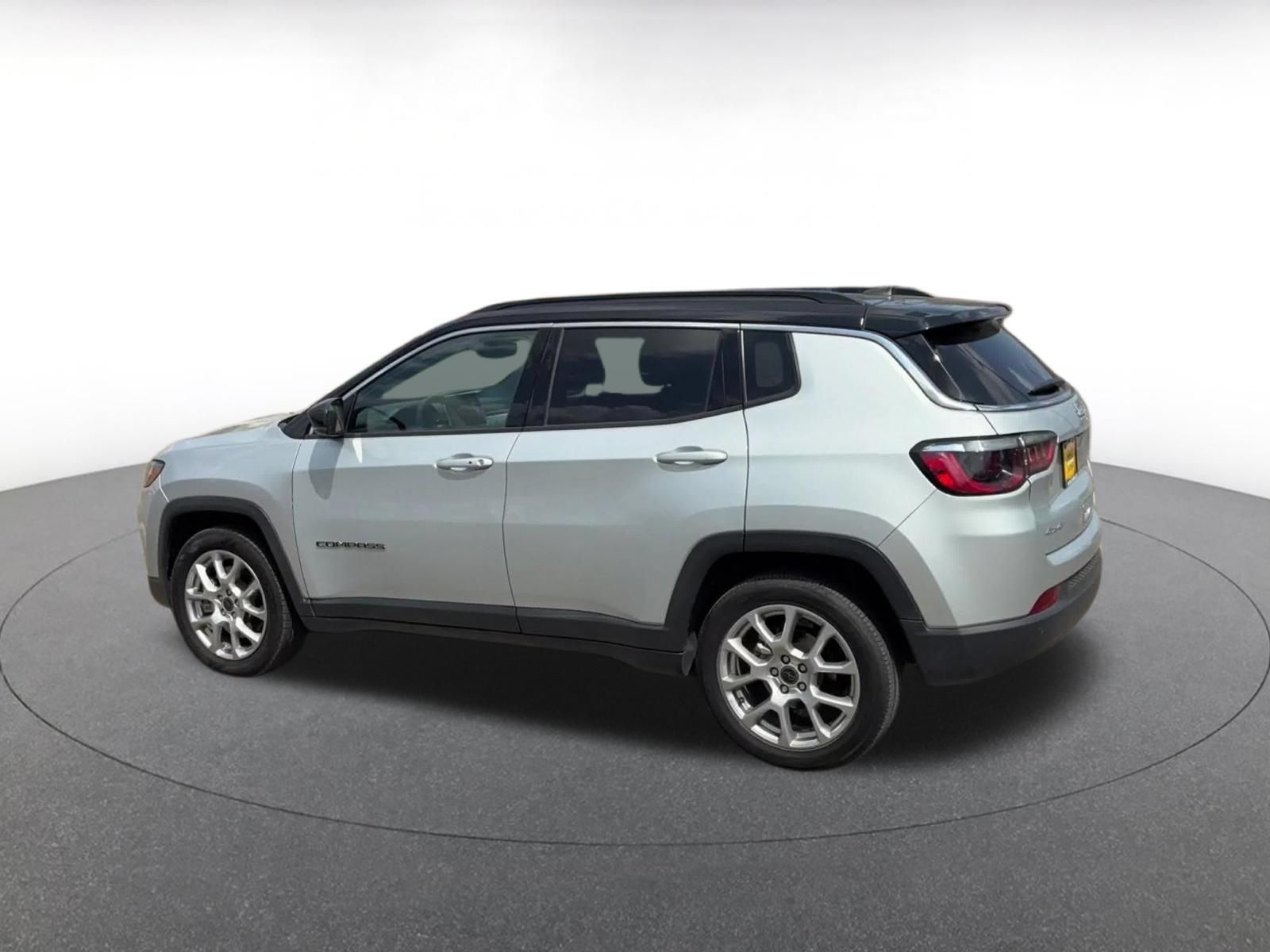 Used 2025 Jeep Compass Limited AWD/4WD image 9