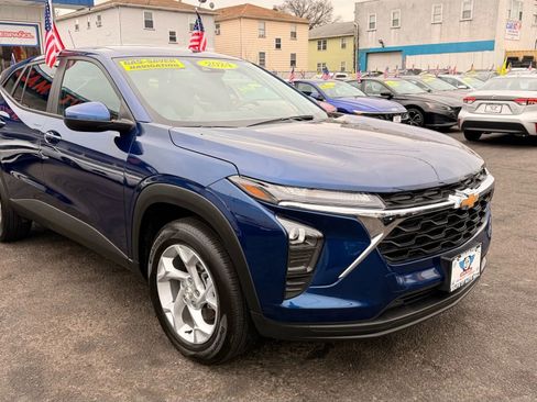 Used 2024 Chevrolet Trax LS w/ LS Convenience Package image 2