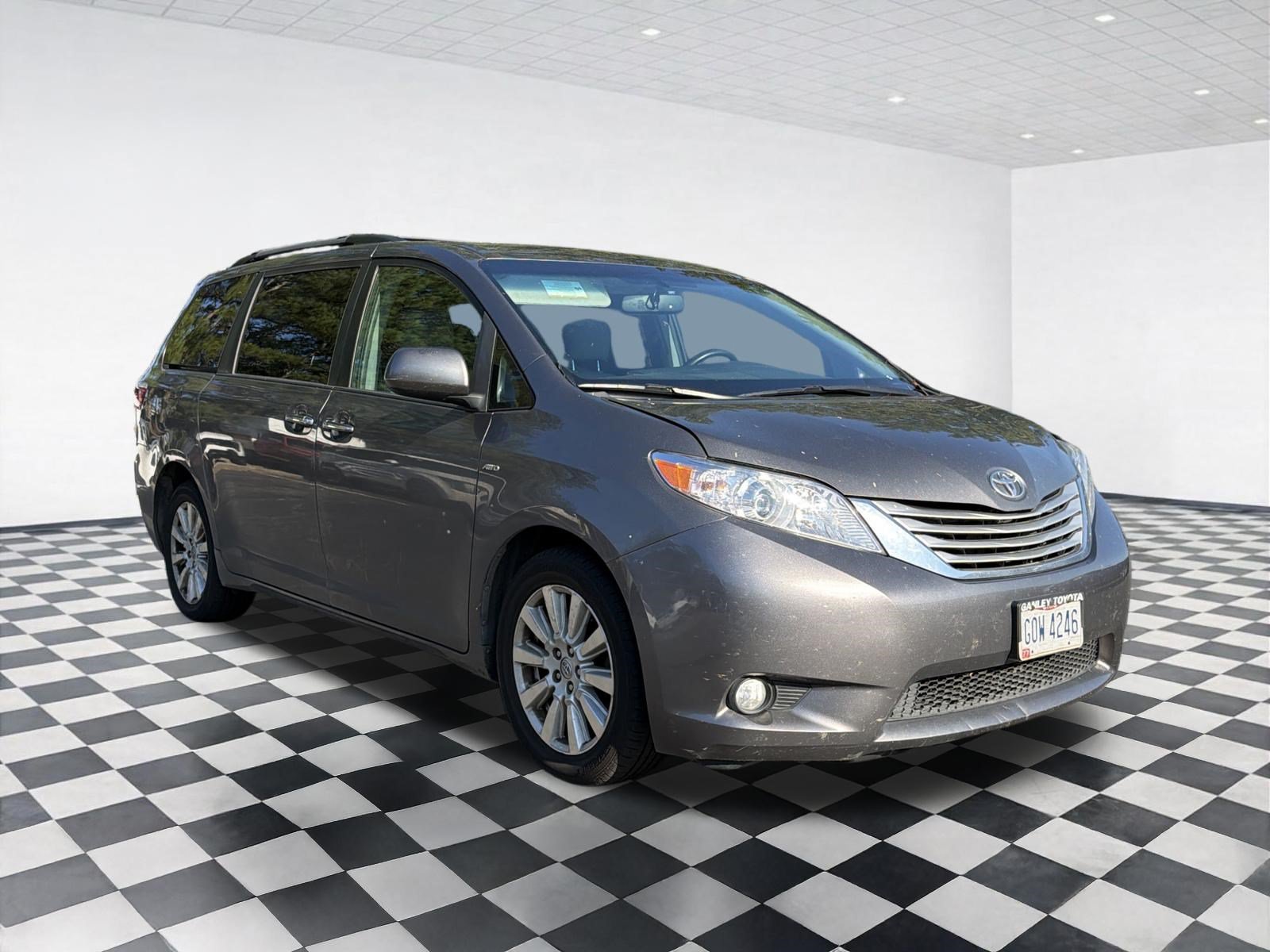 Used 2017 Toyota Sienna XLE Premium AWD/4WD image 3
