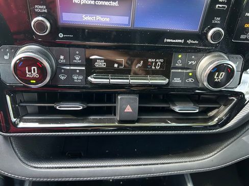 Used 2022 Toyota Highlander XSE FWD image 27