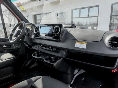 Used 2025 Mercedes-Benz Sprinter 2500 image 24