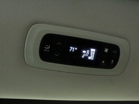 Used 2023 Chrysler Pacifica Touring-L FWD image 21