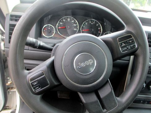 Used 2012 Jeep Liberty Sport image 12