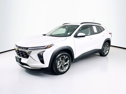 Used 2025 Chevrolet Trax LT w/ LT Convenience Package image 3