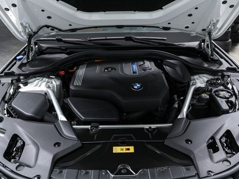 Certified 2023 BMW 530e w/ Premium Package image 27