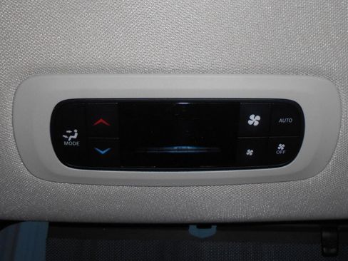 Used 2024 Chrysler Pacifica Touring-L FWD image 15