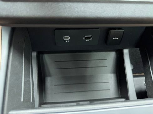 Used 2024 Land Rover Defender 130 X-Dynamic SE image 44