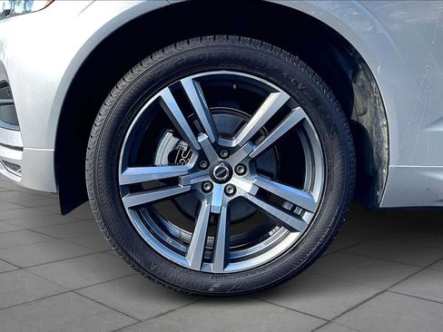 Used 2021 Volvo XC60 T5 Momentum w/ Premium Package image 11