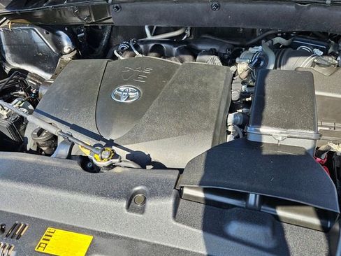 Used 2017 Toyota Highlander Limited w/ Carpet Mat Package image 28