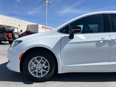 New 2026 Chrysler Voyager LX image 9