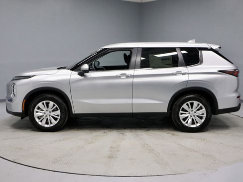 New 2026 Mitsubishi Outlander ES image 5