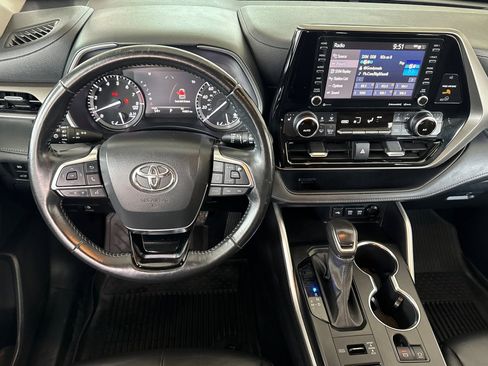 Used 2021 Toyota Highlander XLE image 18
