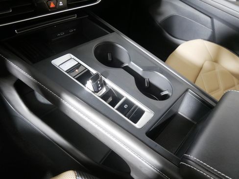 Certified 2025 Volkswagen Atlas Cross Sport SE image 24