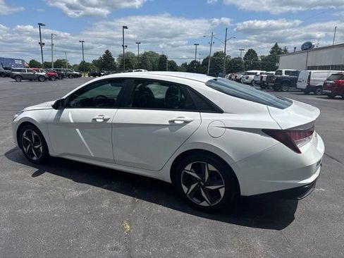 Used 2023 Hyundai Elantra SEL w/ Convenience Package FWD image 3