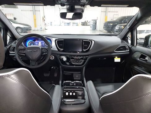 New 2026 Chrysler Pacifica Limited w/ S Appearance Package image 10