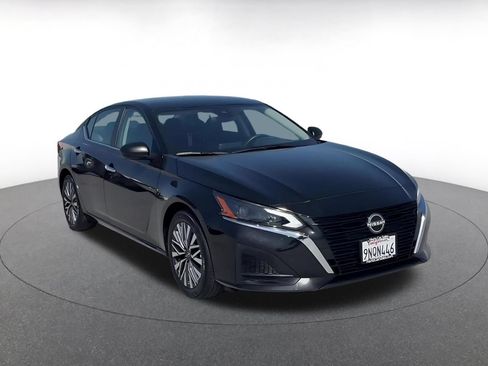 Used 2025 Nissan Altima 2.5 SV FWD image 3