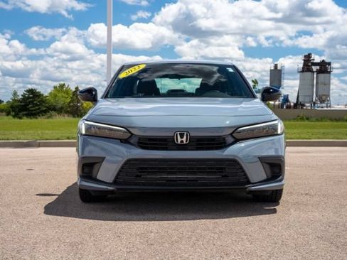 Used 2022 Honda Civic Sport image 2