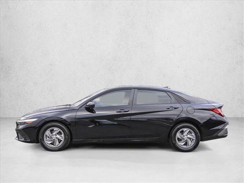 Certified 2025 Hyundai Elantra SE image 8