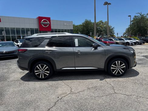 Certified 2023 Nissan Pathfinder Platinum w/ Black Appearance Package FWD image 8