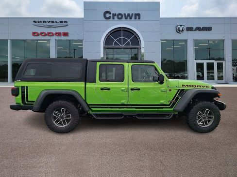 Used 2025 Jeep Gladiator Mojave w/ Convenience Group AWD/4WD image 7