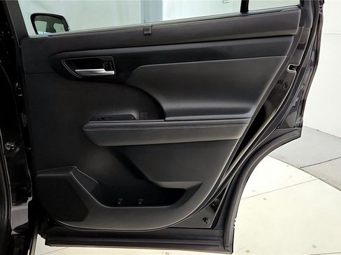 Used 2021 Toyota Highlander XSE image 19