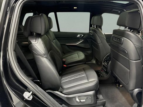 Used 2021 BMW X7 M50i image 11