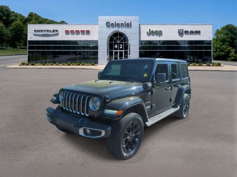 Used 2023 Jeep Wrangler Unlimited Sahara w/ Cold Weather Group AWD/4WD image 2