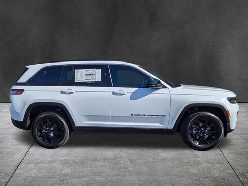 New 2026 Jeep Grand Cherokee Laredo image 3