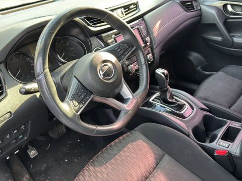 Used 2017 Nissan Rogue SV w/ SV Premium Package image 6