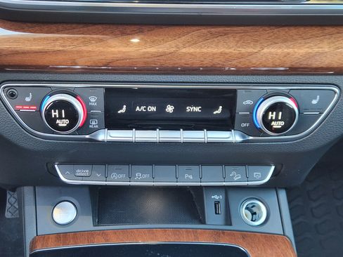 Used 2023 Audi Q5 2.0T Premium w/ Convenience Package image 21