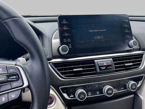 Used 2018 Honda Accord Touring image 6
