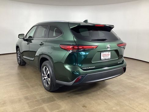 Used 2023 Toyota Highlander XLE AWD/4WD image 9