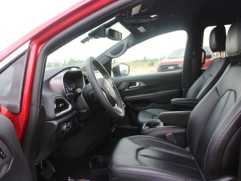Used 2025 Chrysler Pacifica Select FWD image 17